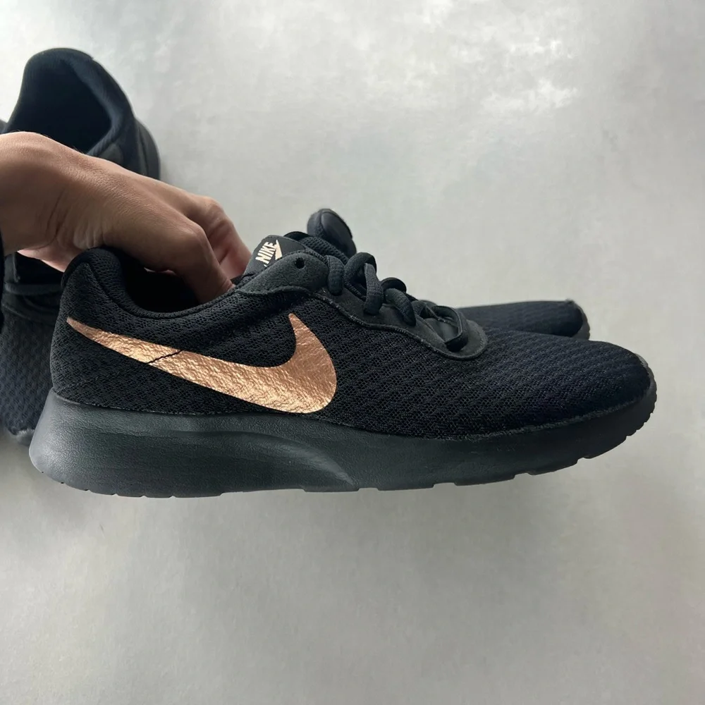Bundle of 2 NIKE Tanjun Black Gold sneakers athletic size 7 running gym trainers - Picture 10 of 11